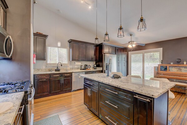 House | Private kitchen - Remodeled and Inviting Free EV (Fenton)