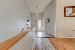 House | Living area - Remodeled and Inviting Free EV (Fenton)