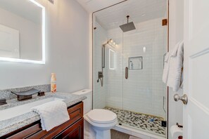 House | Bathroom - Remodeled and Inviting Free EV  (Fenton)