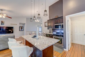 House | Private kitchen - Remodeled and Inviting Free EV (Fenton)