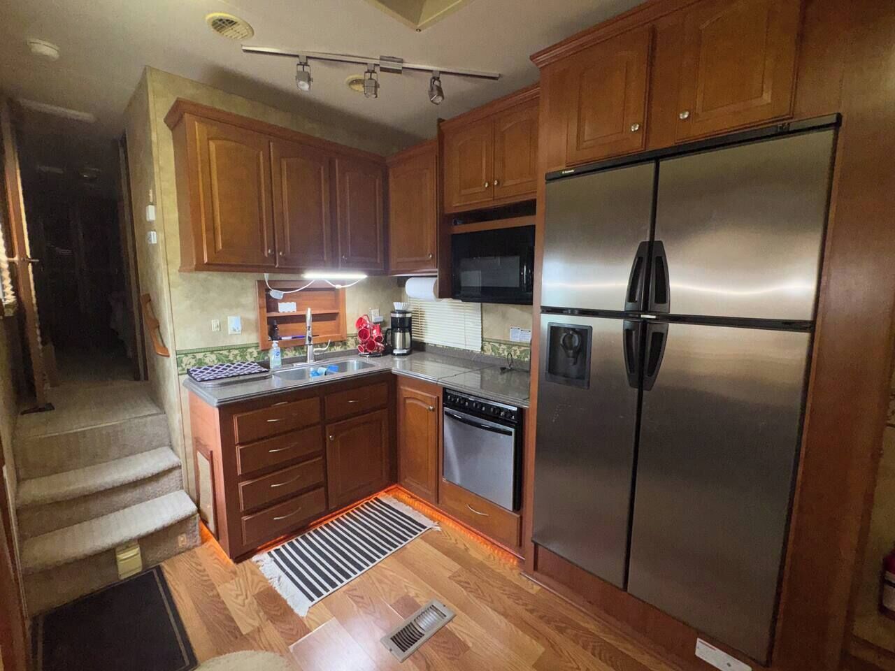 Frigorífic, microones, forn i placa de cuina 