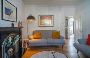 Smart TV, fireplace - Stylish Home | Logburner | near Beach & Castle (Walmer, Deal)