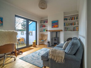 Smart TV, fireplace - Stylish Home | Logburner | near Beach & Castle (Walmer, Deal)