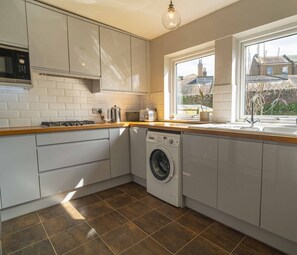 Køleskab, mikrobølgeovn, ovn, kogeplade