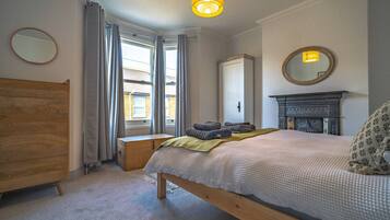 4 bedrooms, desk, iron/ironing board, free WiFi