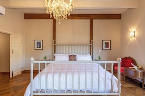 Suíte conforto, sacada, vista para a cidade | 1 quarto, roupas de cama premium, cofres nos quartos, cortinas blackout