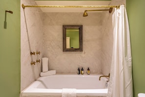 Deluxe-Suite | Badezimmer | Handtücher, Seife, Shampoo, Toilettenpapier