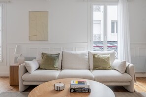 TV, stereo - Blueground | Pigalle, elev & w/d, nr Sacré-Cœur (Paris)