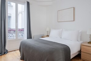 1 bedroom, iron/ironing board, WiFi, bed sheets - Blueground | Pigalle, elev & w/d, nr Sacré-Cœur (Paris)