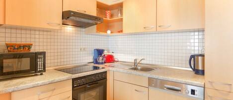 Fridge, microwave, stovetop, dishwasher