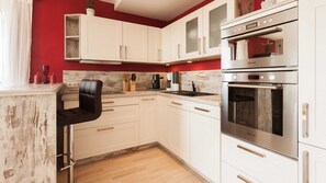 Réfrigérateur, four à micro-ondes, un four, surface de cuisson