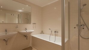 Regadera, bidet, toallas 