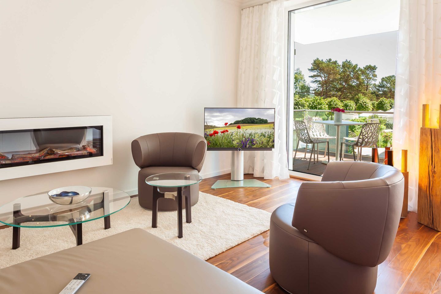 Televisión y chimenea 