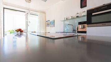 Refrigerador, microondas, horno y parrilla de estufa