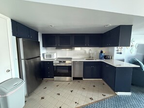 Kjøleskap, mikrobølgeovn, ovn og kokeplater