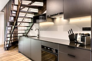 Fridge, oven, stovetop, dishwasher
