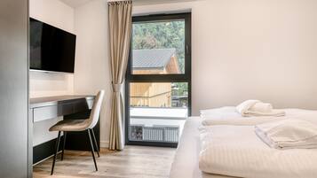 3 bedrooms, desk, iron/ironing board, free WiFi