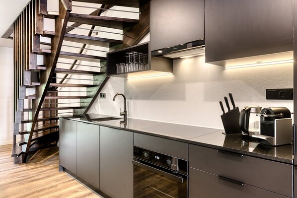 Fridge, oven, stovetop, dishwasher