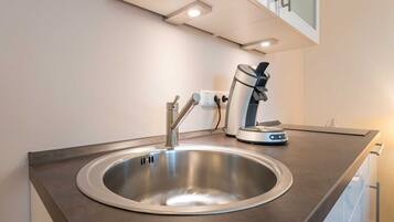 Fridge, stovetop, coffee/tea maker, electric kettle