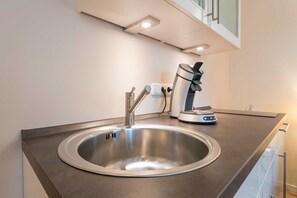 Kühlschrank, Herdplatte, Wasserkocher mit Kaffee-/Teezubehör