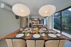 Villa Deluxe, balcone, vista piscina | Sala da pranzo