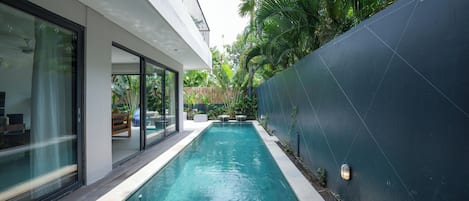 2 outdoor pools