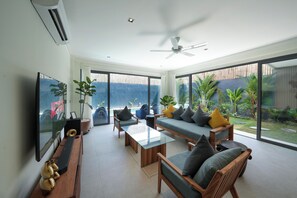 Villa Deluxe, balcón, vista a la alberca | Área de sala de estar | Smart TV de 50 pulgadas con canales digitales y Netflix 
