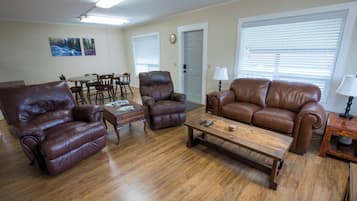 Een smart-tv, een dvd-speler en boeken