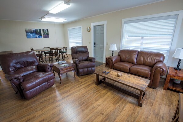 Smart TV, DVD player, books - Charming House Near Beaches & Olympic National Park (Forks)