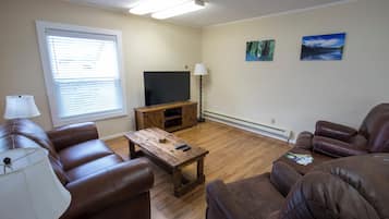 Een smart-tv, een dvd-speler en boeken