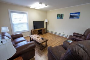 Smart TV, DVD player, books - Charming House Near Beaches & Olympic National Park (Forks)