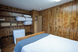 3 bedrooms, desk, free WiFi, bed sheets - Walk to Downtown • King Bed • Near Olympic Beaches (Forks)