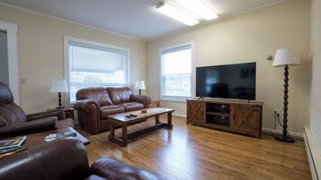 Een smart-tv, een dvd-speler en boeken