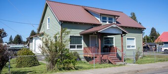 Walk to Downtown • King Bed • Near Olympic Beaches
