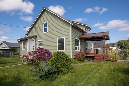 Walk to Downtown • King Bed • Near Olympic Beaches