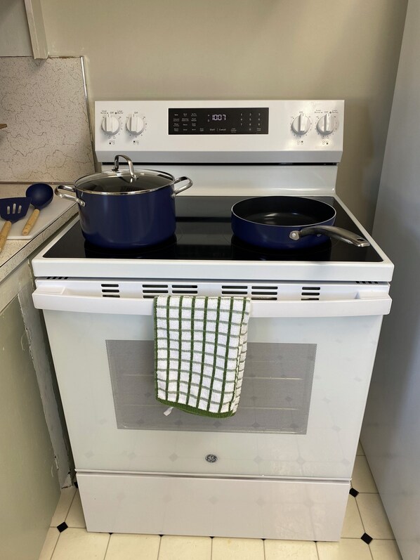 冰箱、微波炉、烤箱、炉灶