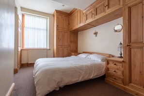 2 bedrooms, iron/ironing board, WiFi, bed sheets