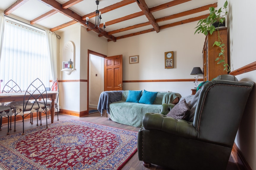 Haworth Village House - Sleeps 6, Parking & Pets! - Haworth