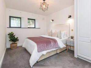 6 bedrooms, iron/ironing board, WiFi, bed sheets