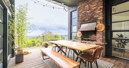 Charming 6-Bed Escape- Balconies & Panoramic Views