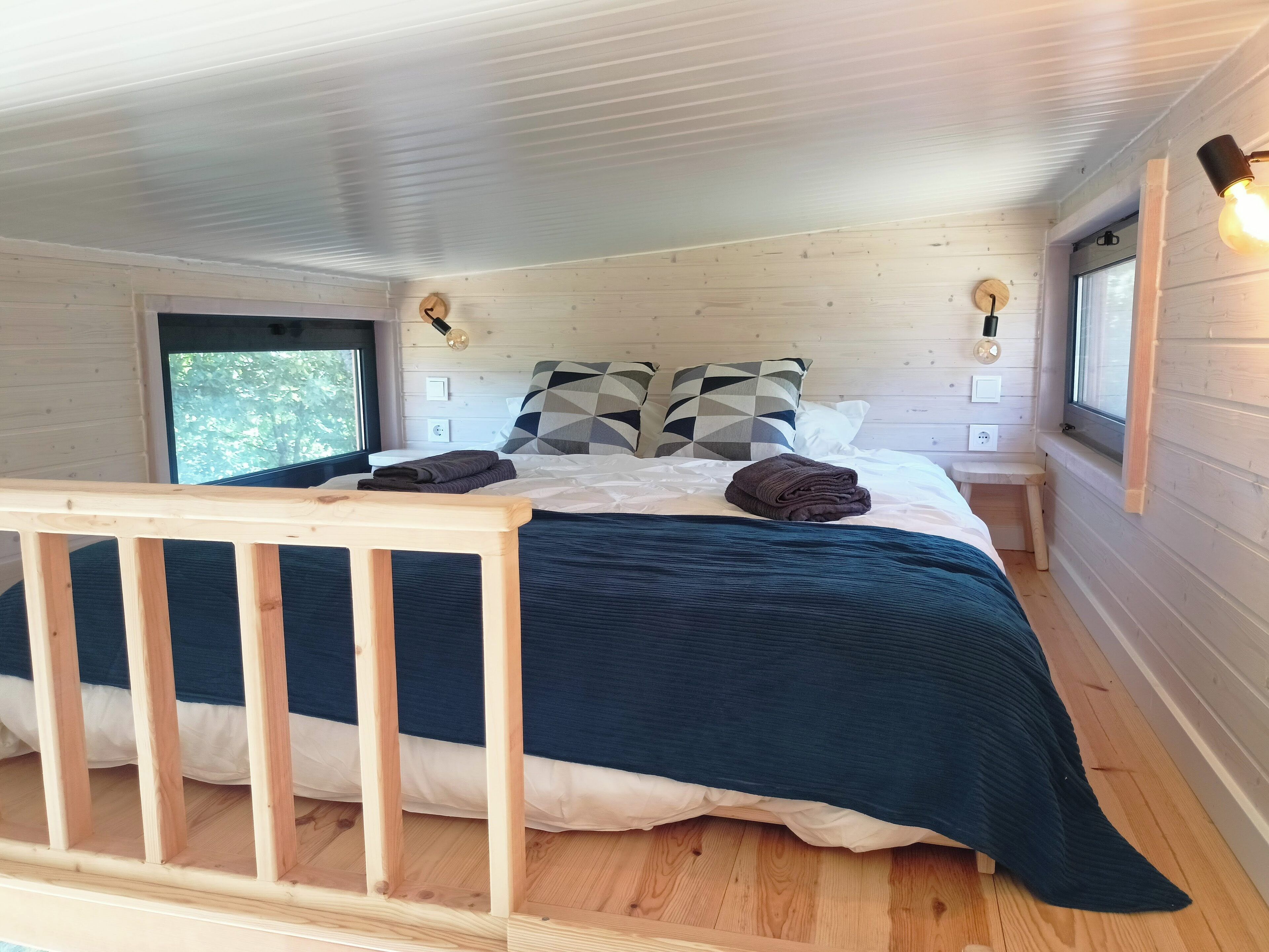 2 bedrooms, iron/ironing board, bed sheets