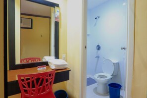 Economy kamer | Badkamer | Een douche, gratis toiletartikelen, pantoffels, handdoeken