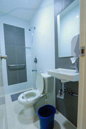 Premium Room | Bilik Mandi | Pancuran mandi, kelengkapan dandanan diri percuma, selipar 
