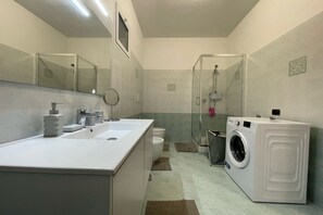Douche, sèche-cheveux, bidet, serviettes fournies