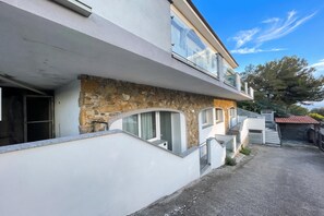 A two-story building with a stone facade and a flat roof. - Miramare 3 LUX - Total Sea View, Andora, Italy (Andora)