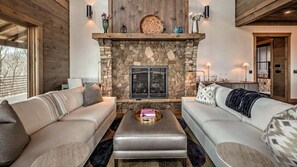 スマートテレビ、暖炉、卓球台、ステレオ