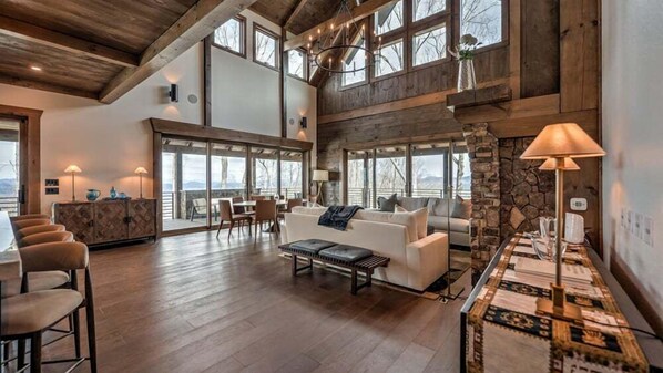 Smart TV, fireplace, ping pong, stereo