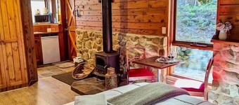 Forget Me Not Cottages- Green Room