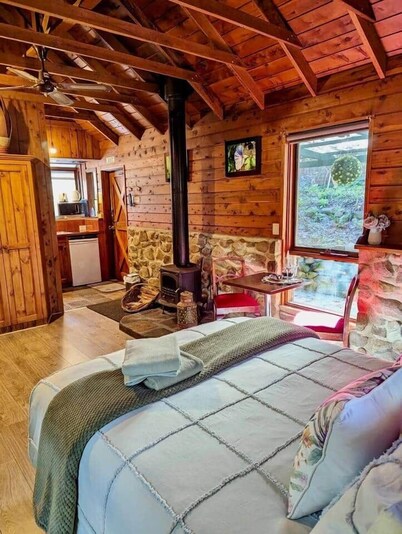 Forget Me Not Cottages- Green Room