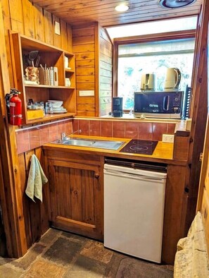 Kühlschrank, Mikrowelle, Wasserkocher mit Kaffee-/Teezubehör